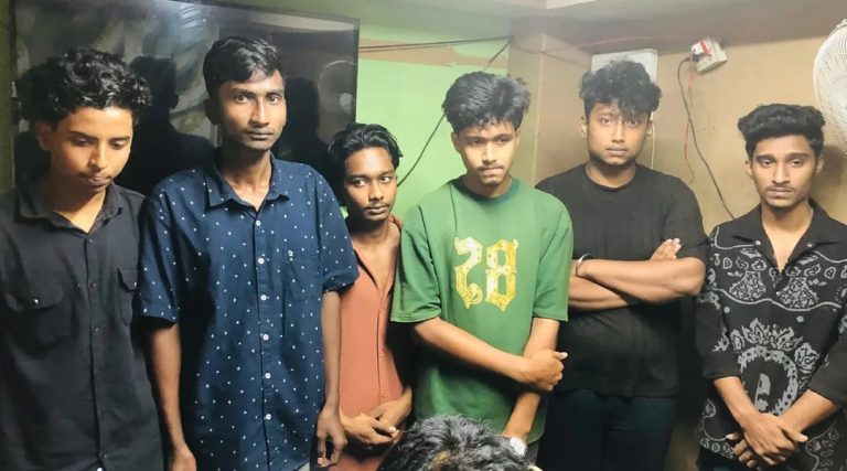 ছাত্রলীগের ছয় কর্মীকে আটক করে পুলিশে সোপর্দ