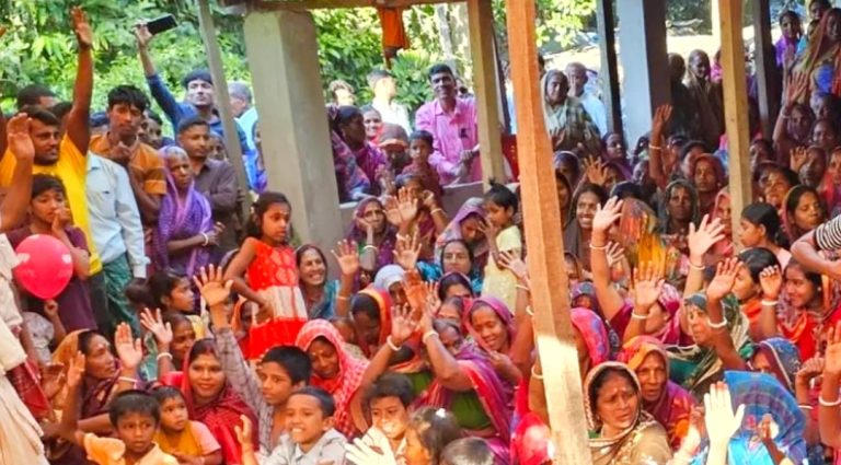 হাত তুলে বিএনপির প্রার্থী শামীমকে সমর্থন জানাল সনাতন ধর্মাবলম্বীরা