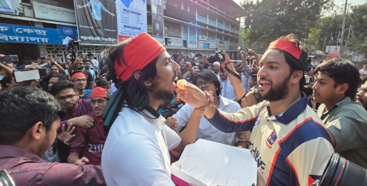 হাসিনার মৃত্যুদণ্ডের রায়ে টিএসসিতে উল্লাস, হচ্ছে মিষ্টি বিতরণ