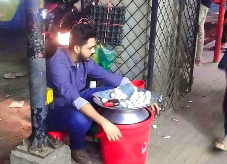 বেকারত্বের অভিশাপ পেরিয়ে স্বাবলম্বিতার পথে