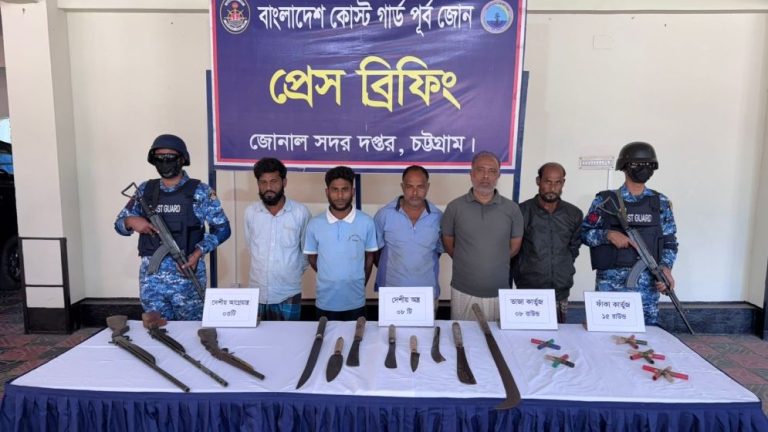 বাঁশখালীতে আগ্নেয়াস্ত্রসহ গ্রেপ্তার ৫