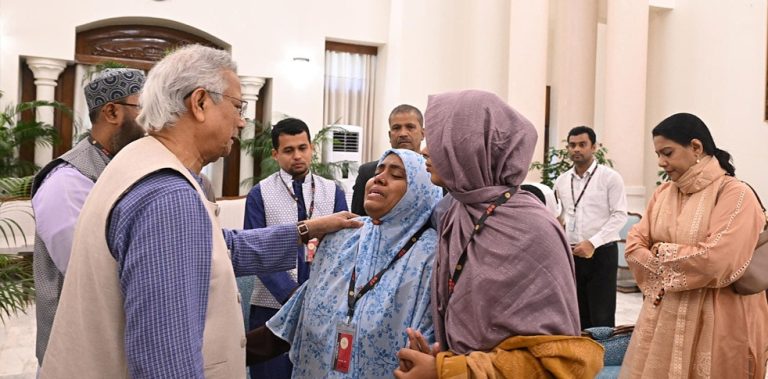 হাদির পরিবারের সঙ্গে প্রধান উপদেষ্টার সাক্ষাৎ, সর্বোত্তম চিকিৎসা নিশ্চিতের আশ্বাস