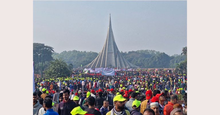 মহান বিজয় দিবসে জাতীয় স্মৃতিসৌধে সাধারণ মানুষের ঢল