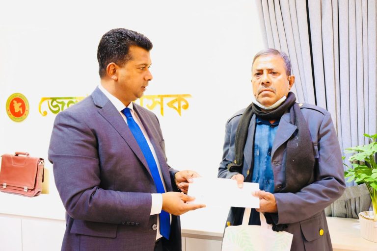 অসুস্থ শিক্ষকের পাশে দাঁড়ালেন মানবিক ডিসি