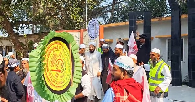 গোপালগঞ্জে শহীদ মিনারে জুতা পায়ে ইসলামী আন্দোলনের প্রার্থীসহ নেতা-কর্মীরা