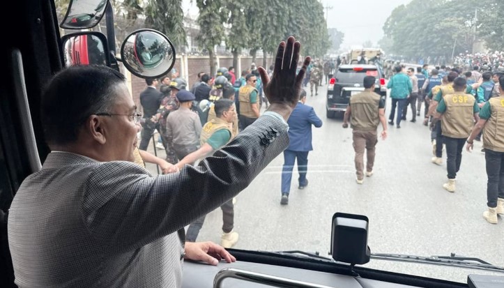 বাসে চড়ে সংবর্ধনা স্থলে যাচ্ছেন তারেক রহমান