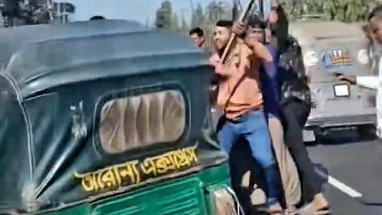 চট্টগ্রামে অবৈধ সিএনজি আটকাতে গিয়ে চালকদের হামলা, ট্রাফিক পুলিশের দুই সদস্য আহত