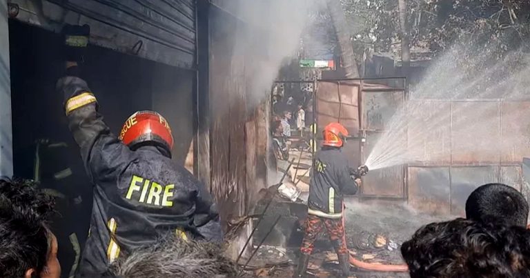 চকবাজারে আগুনে পুড়লো ভাঙারির দোকান