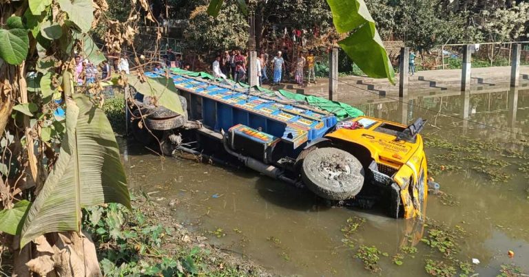 মিরসরাইয়ে ট্রাকের ধাক্কায় মাদরাসা শিক্ষার্থীসহ দুইজন নিহত