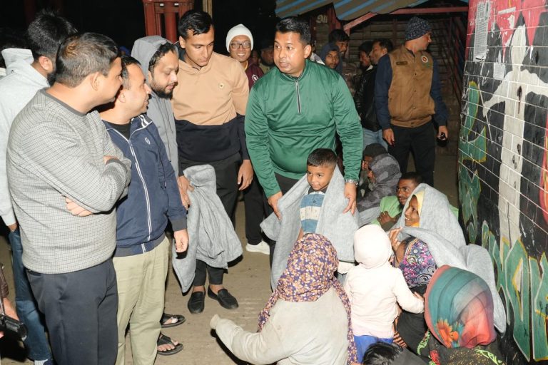 দায়িত্বের বাইরে গিয়ে মানবিকতার অনন্য উদাহরণ সৃষ্টি করলেন চট্টগ্রামের জেলা প্রশাসক