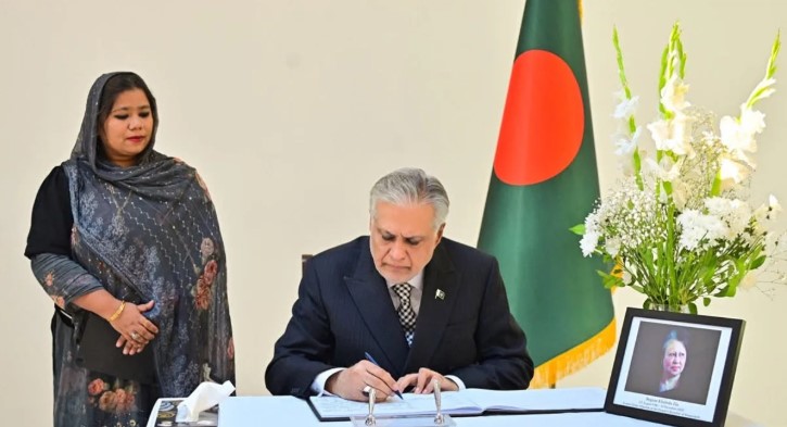 বাংলাদেশ হাইকমিশনে এসে খালেদা জিয়াকে শ্রদ্ধা জানালেন ইসহাক দার