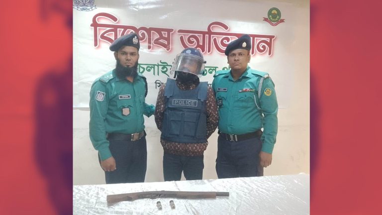 পাঁচলাইশে অস্ত্রসহ বার্মা সাইফুলের সহযোগী গ্রেপ্তার