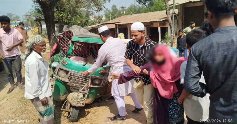 লোহাগাড়ায় সিএনজি-মিনিট্রাক সংঘর্ষে চালক নিহত, শিশুসহ আহত ৭