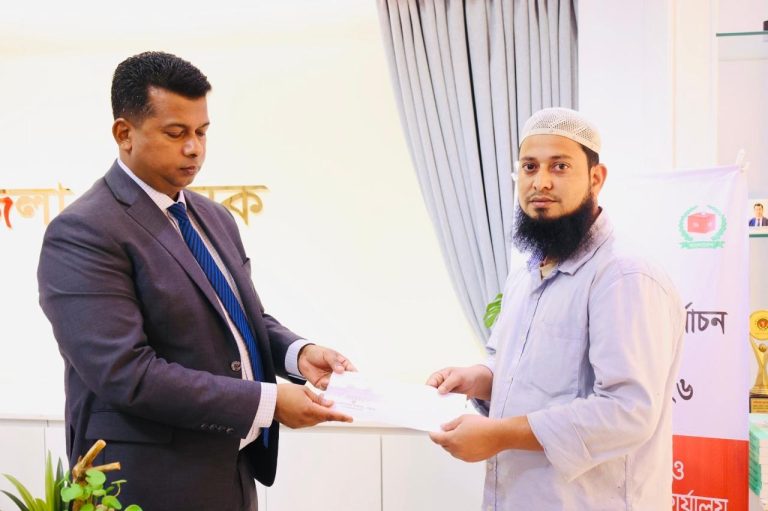 অগ্নিকাণ্ডে ক্ষতিগ্রস্ত গাড়িচালকের পাশে দাঁড়ালেন ডিসি জাহিদ