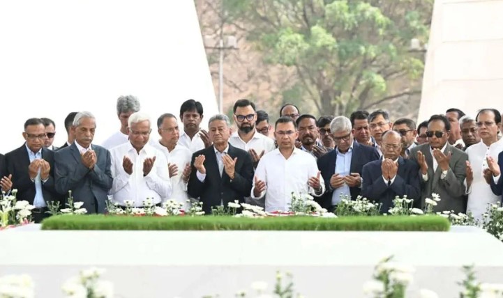 বাবা-মায়ের সমাধিতে প্রধানমন্ত্রীর শ্রদ্ধা, সঙ্গে পুরো মন্ত্রিসভা