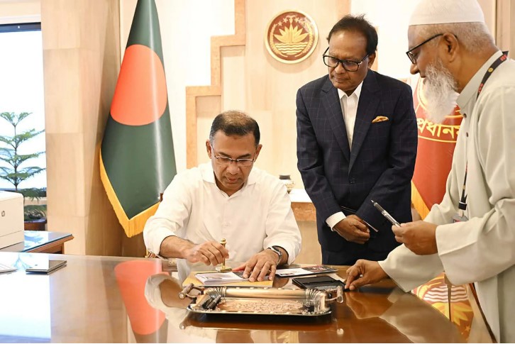ছুটির দিনে প্রথমবার তেজগাঁওয়ে অফিস করলেন প্রধানমন্ত্রী