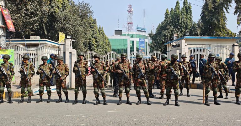 ডিপি ওয়ার্ল্ড ইস্যুতে উত্তাল বন্দর, নৌ-উপদেষ্টাকে ঘিরে বিক্ষোভ
