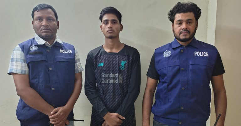 অনলাইন গেম খেলার টাকার জন্য বটি দিয়ে মাকে মারধর, সেই ছেলে পুলিশ হেফাজতে