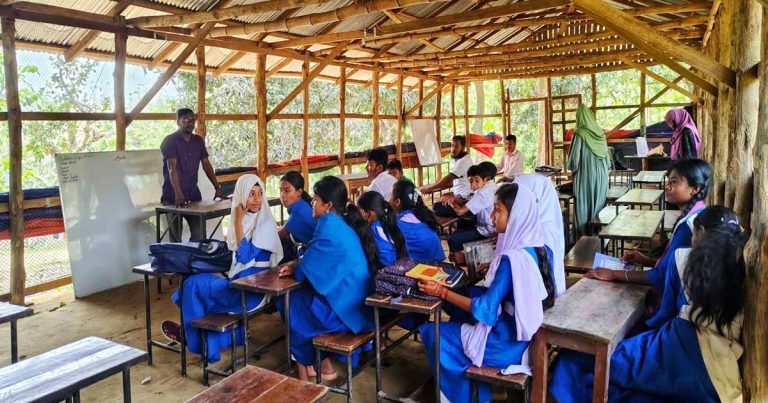 খাগড়াছড়িতে মুরগির খামারে চলছে ছাত্রছাত্রীদের পাঠদান