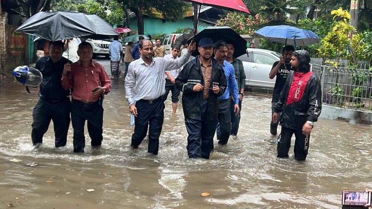 ১৮ দিনের মধ্যে সিডিএ’র খাল সংস্কার কাজ শেষ হবে: জলাবদ্ধতা পরিদর্শনে মেয়র শাহাদাত
