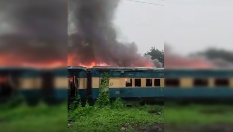 চট্টগ্রামে পরিত্যাক্ত রেলের বগিতে আগুন