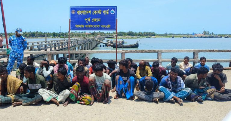 মিয়ানমারে পাচারকালে ২ হাজার ৪০০ বস্তা সিমেন্টসহ আটক