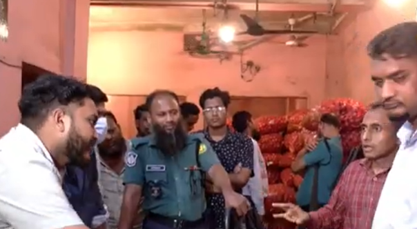 বাড়তি দামে আদা বিক্রি, দুই আড়তকে জরিমানা