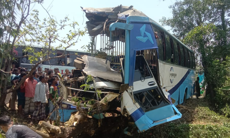 লোহাগাড়ায় দুই বাসের মুখোমুখি সংঘর্ষ, নারীসহ নিহত ৪