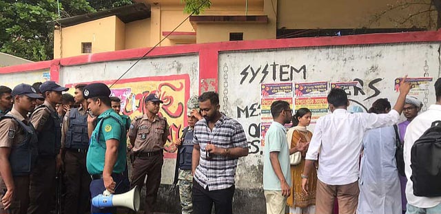 নিষেধাজ্ঞার মধ্যে গ্রাফিতি আঁকার চেষ্টা, শিক্ষার্থী-পুলিশ ধস্তাধস্তি