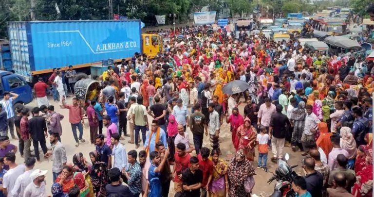 বকেয়া বেতনের দাবিতে চান্দগাঁওয়ে সড়ক অবরোধ, নগরে তীব্র যানজট