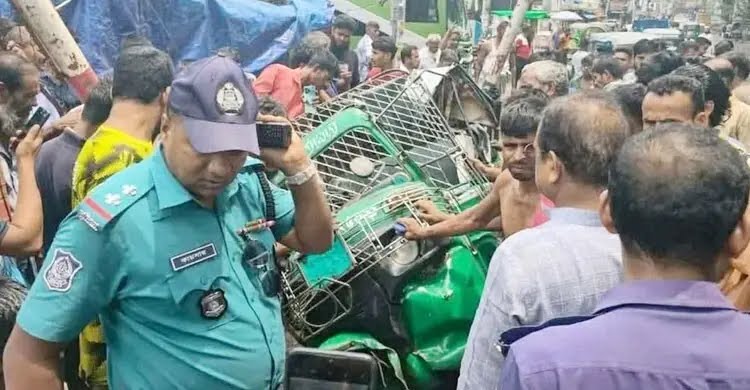চট্টগ্রামে ট্রেনের ধাক্কায় দুমড়ে-মুচড়ে গেলো অটোরিকশা, আহত চালক