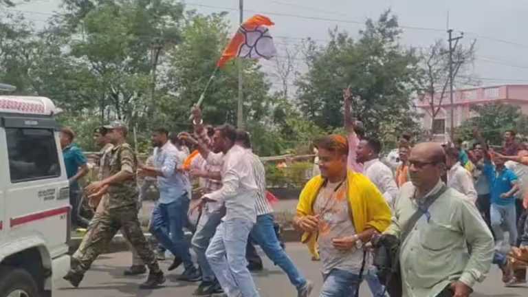 ‘জয় শ্রী রাম’ ও ‘জয় বাংলা’ স্লোগান দিয়ে সংঘর্ষ!