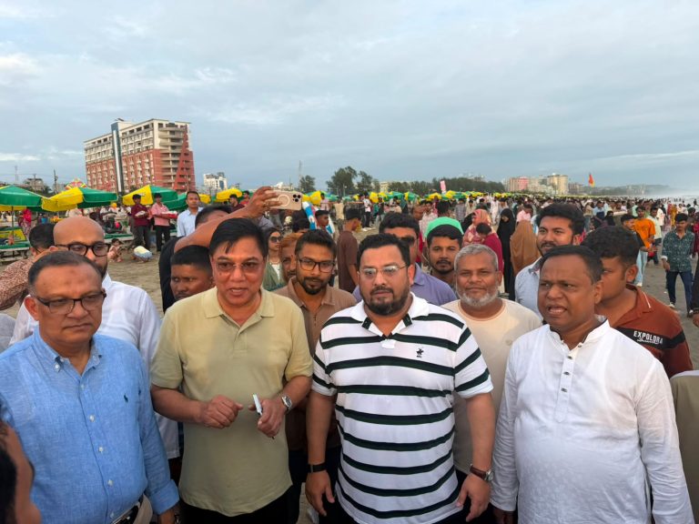 কক্সবাজার সৈকত পরিদর্শনে তিন প্রতিমন্ত্রী, পর্যটকদের সঙ্গে মতবিনিময়