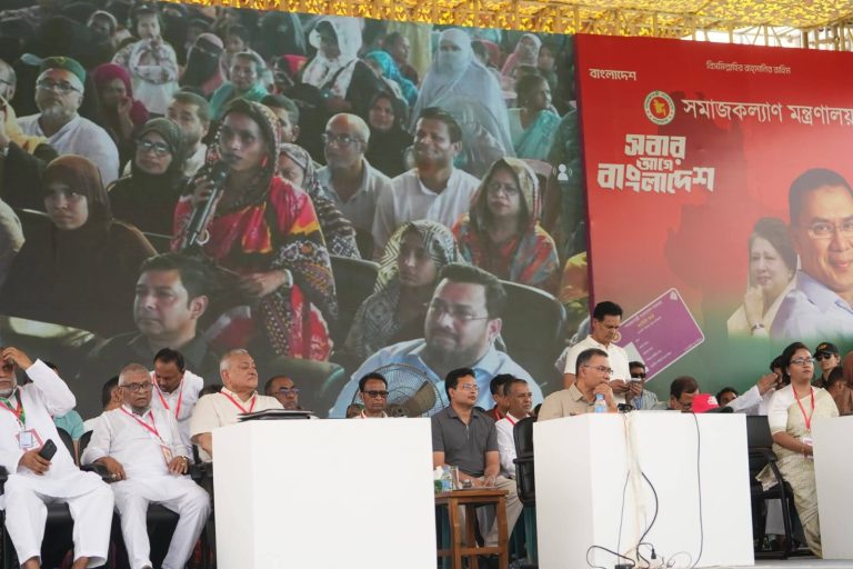 হাটহাজারীতে ১২৪ পরিবারের হাতে ফ্যামিলি কার্ড তুলে দিলেন প্রতিমন্ত্রী মীর হেলাল