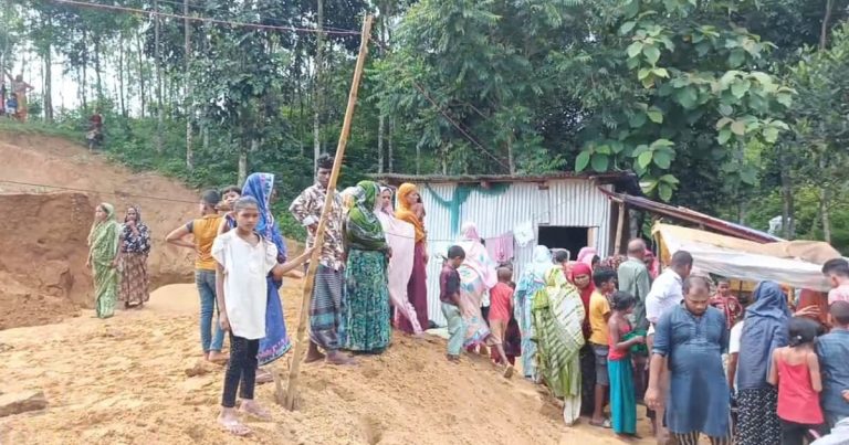 মিরসরাইয়ে পাহাড় ধসে কিশোর নিহত, আহত ১
