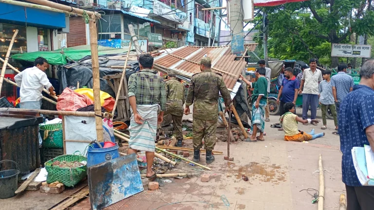 সাগরিকায় সড়ক ও ফুটপাত থেকে ২০০ দোকান উচ্ছেদ