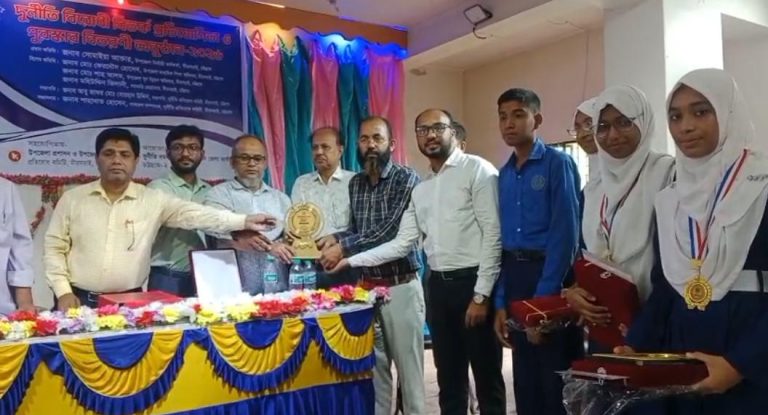 শিক্ষার্থীদের যুক্তি-তর্কে দুর্নীতিবিরোধী বার্তা, মিরসরাইয়ে অনুষ্ঠিত বিতর্ক প্রতিযোগিতা