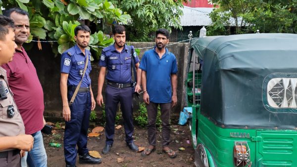 ট্রাকের ত্রিপল কেটে মালামাল চুরি, পটিয়ায় গ্রেপ্তার ১