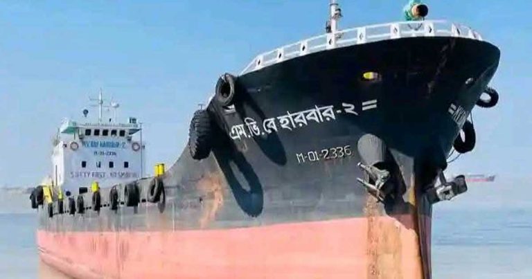 কর্ণফুলীতে জাহাজডুবি, কোস্টগার্ডের অভিযানে প্রাণে বাঁচলেন ১২ জন