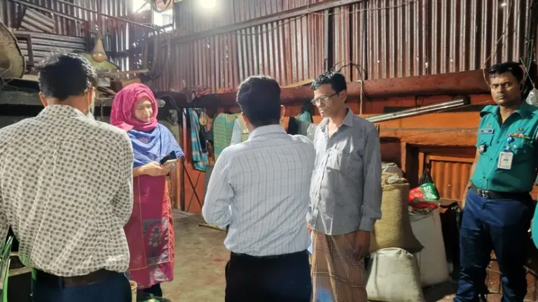 পাহাড়তলীতে অস্বাস্থ্যকর পরিবেশে খাদ্য উৎপাদন, অমিত ফুডকে ৩ লাখ টাকা জরিমানা