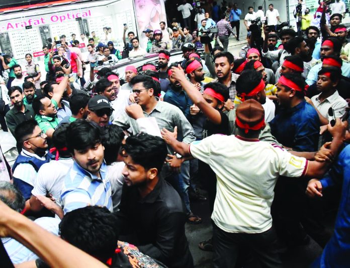 প্রেস ক্লাবে এনসিপি-বিএনপি মুখোমুখি, পুলিশের হস্তক্ষেপ