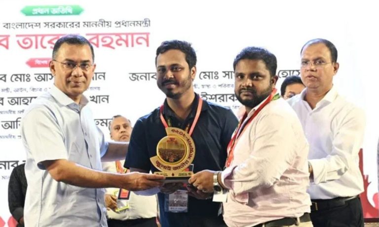 জুলাই আন্দোলনের শহীদ ও আহতদের সম্মাননা, প্রধানমন্ত্রীর হাত থেকে স্মৃতি স্মারক গ্রহণ