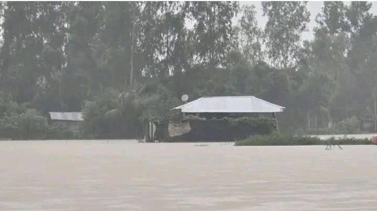 চট্টগ্রামের বিভিন্ন এলাকা প্লাবিত, পানিবন্দি লক্ষাধিক মানুষ