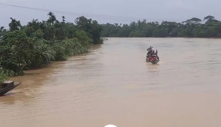 বিপৎসীমার ওপর দিয়ে প্রবাহিত হচ্ছে সাঙ্গু ও মাতামুহুরী নদীর পানি