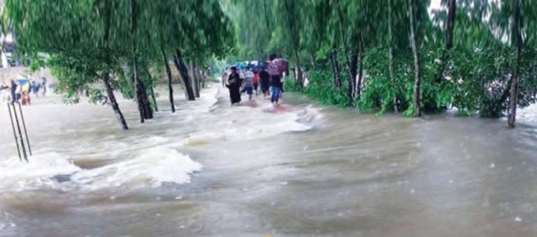 চট্টগ্রামে কবরস্থান প্লাবিত, পানির স্রোতে ভেসে উঠল তিন মরদেহ