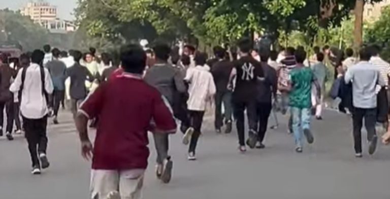 শিক্ষামন্ত্রীর পদত্যাগ দাবিতে সংসদের সামনে শিক্ষার্থীরা