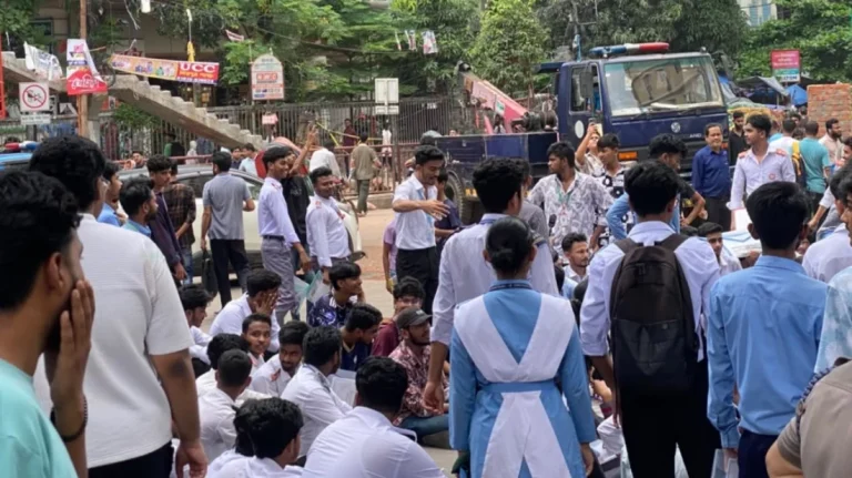 দ্বিতীয় দিনের মতো রাজধানীর বিভিন্ন সড়কে শিক্ষার্থীরা