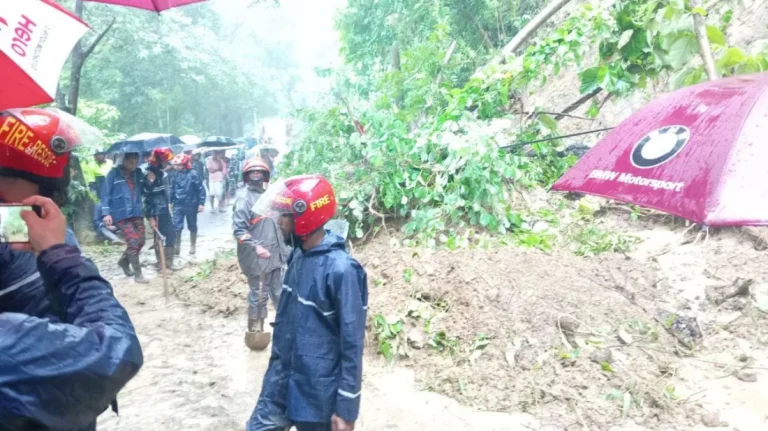 পাহাড় ধসে কাপ্তাই-চট্টগ্রাম সড়কে যান চলাচল বন্ধ, খোলা হয়েছে ১৮ আশ্রয়কেন্দ্র