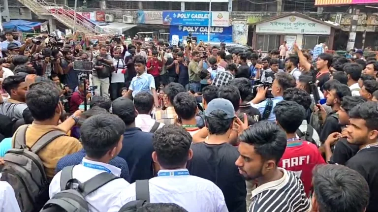 ‘তুমি কে, আমি কে ফার্মের মুরগি’- স্লোগানে সায়েন্সল্যাব অবরোধ