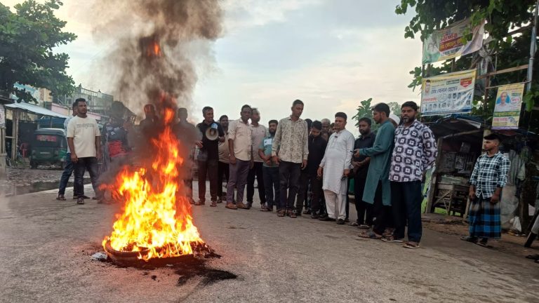 ফটিকছড়িতে নতুন উপজেলা ঘোষণা নিয়ে বিক্ষোভ-অবরোধ
